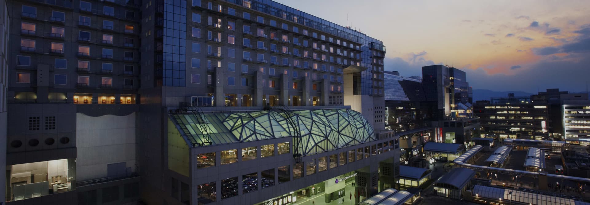 京都駅ビル内にあるホテルグランヴィア京都の外観（夕景）