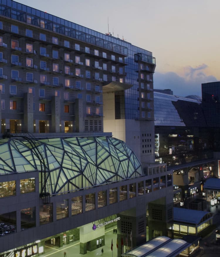 京都駅ビル内にあるホテルグランヴィア京都の外観（夕景）