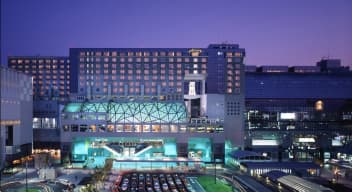 JR京都駅直結の「ホテルグランヴィア京都」周辺地図。ホテルは京都駅の北東側に位置し、JR線の中央口やタクシー乗り場に隣接。駅の南北を結ぶ「南北自由通路」を挟んで西側にはJR京都駅と中央郵便局、南側には近鉄京都駅と新幹線京都駅がある。また、駅の北側には京都タワーと下京区役所が位置している。