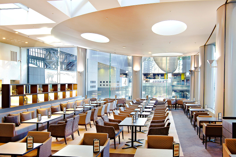 自然光が差し込む上質な空間