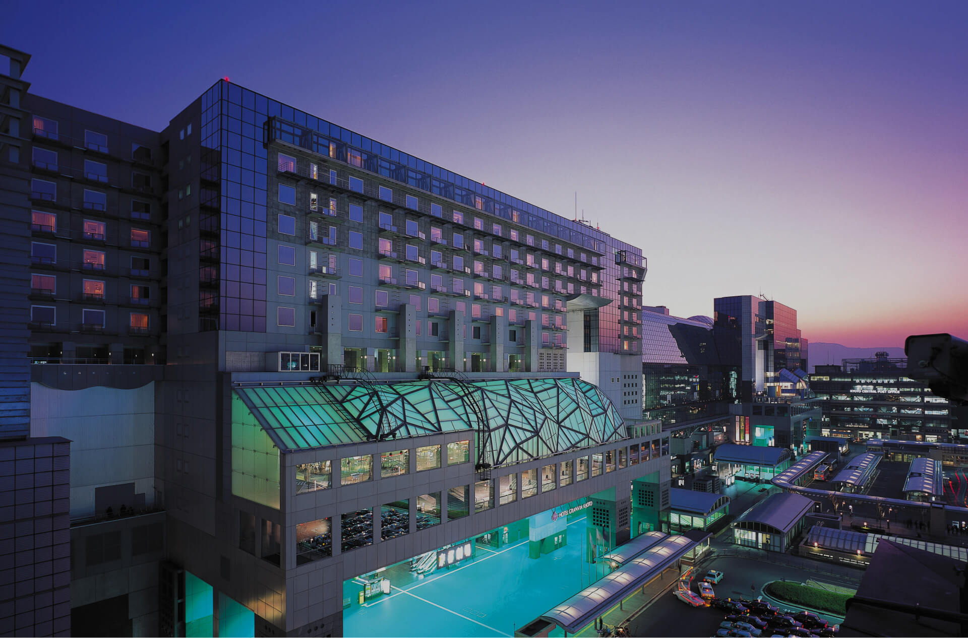 京都駅ビル内にあるホテルグランヴィア京都の外観（夕景）
