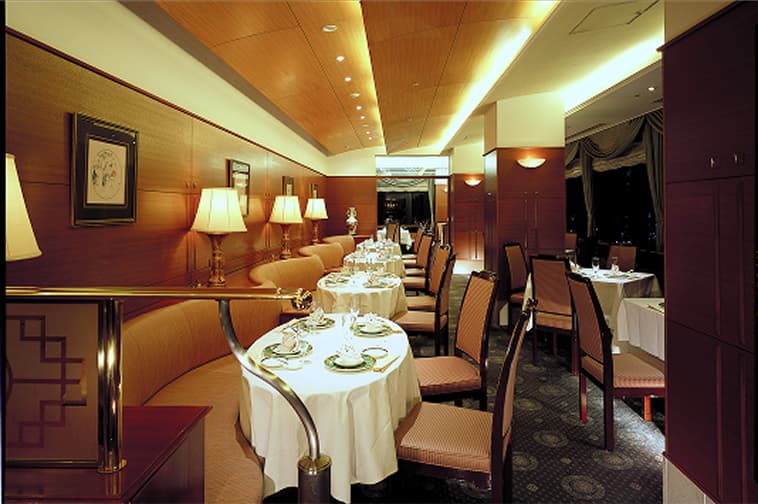 テーブルクロスが整えられた落ち着いた中国料理レストランの店内