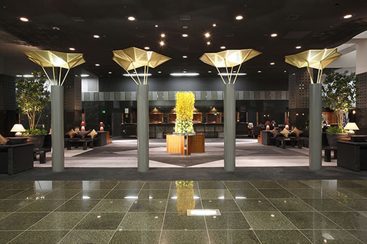 天井照明が印象的な広々としたホテルのエントランスロビーの内観