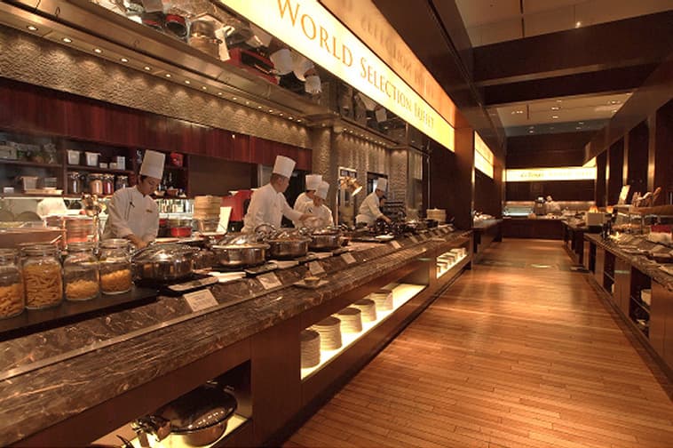 カウンター席が続く木目調の落ち着いたカフェレストランの店内