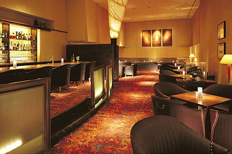 ショーケースとカウンターが配置された温かみのあるベーカリー店内