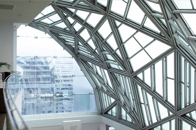 大きなガラス窓と開放的な空間が広がるホール前のホワイエ