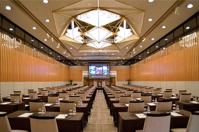 客席が整然と並ぶ天井の高い大規模ホールの内観