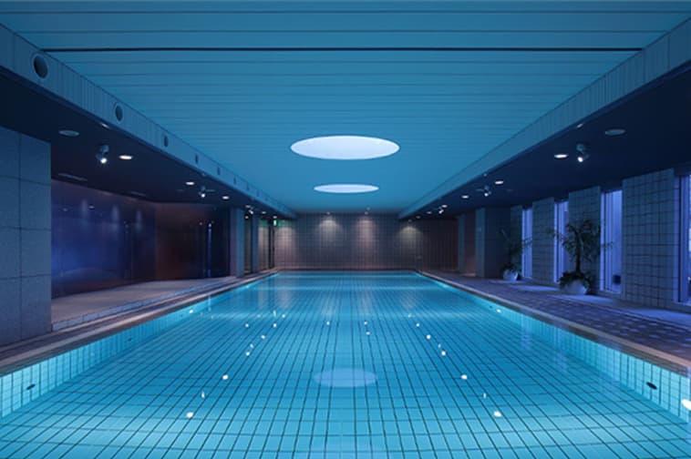 室内に設けられた照明付きの静かなスイミングプール