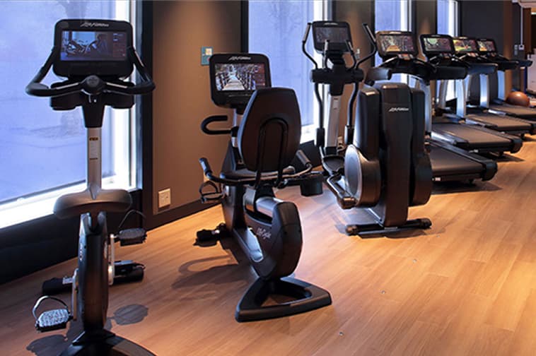 トレーニングマシンが並ぶ清潔感のあるフィットネスルーム