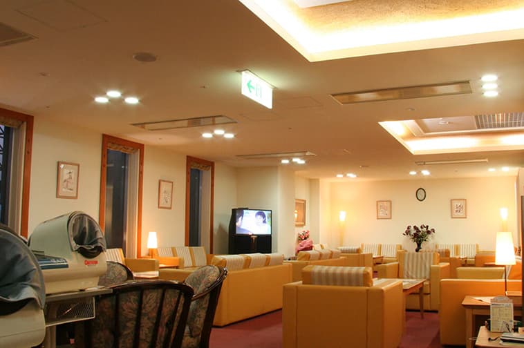 ソファと受付カウンターが配置された明るいクリニックの待合室