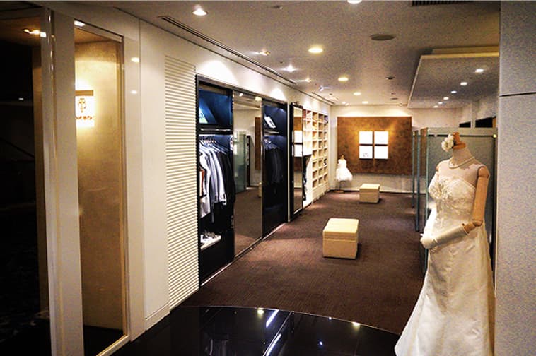 衣装展示と相談スペースが設けられたウエディングサロンの内観
