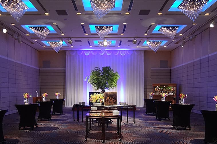 照明演出が施されたパーティー向けの宴会場の内観