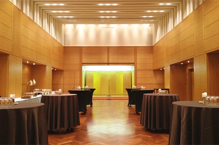 木目調の壁と照明が特徴的な中規模イベントホール