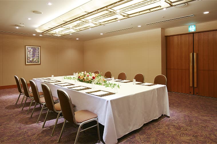 テーブルセッティングされた少人数向け会場の内観