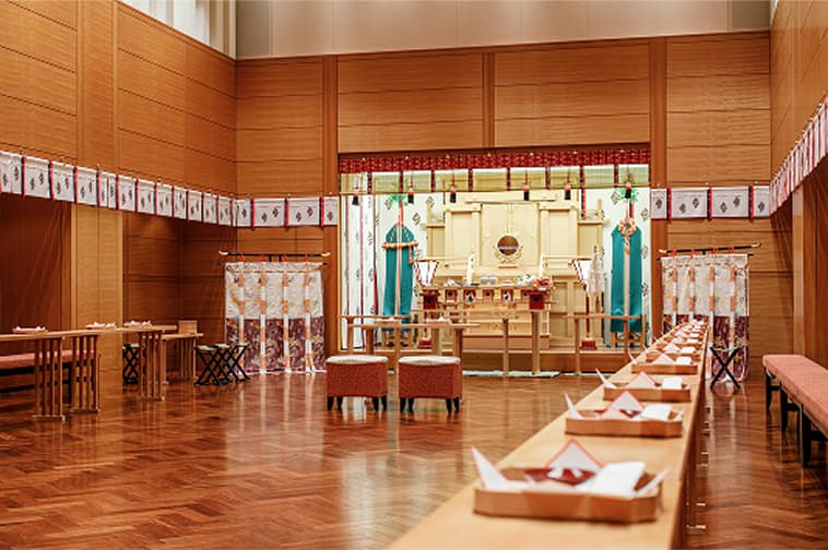 赤を基調とした内装の円神前式場