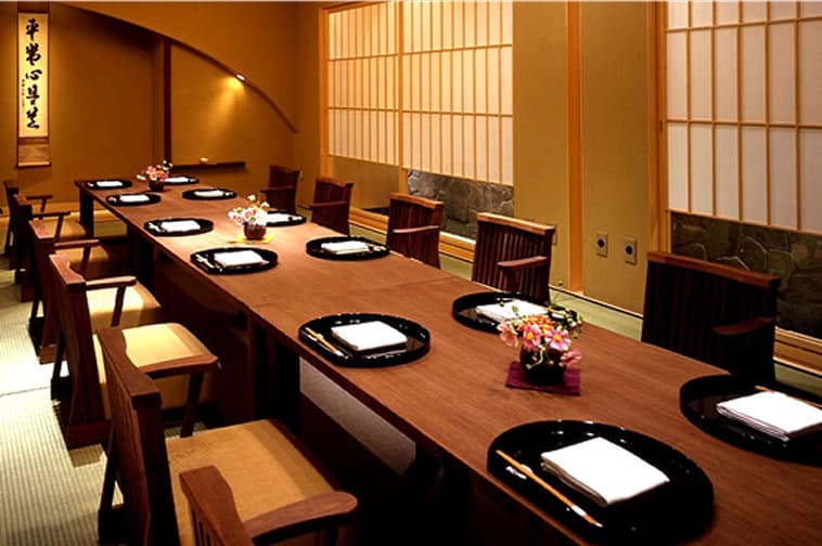 和風の設えで座席が並ぶ落ち着いた個室空間