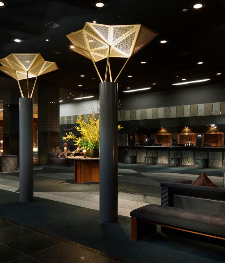 高級感あふれるホテルのロビーとフロント