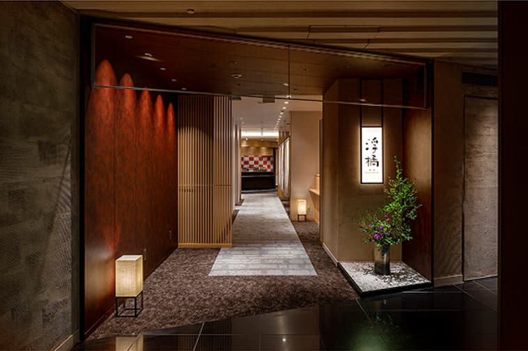 和の趣を感じる通路と個室入口が並ぶ日本料理店の内観