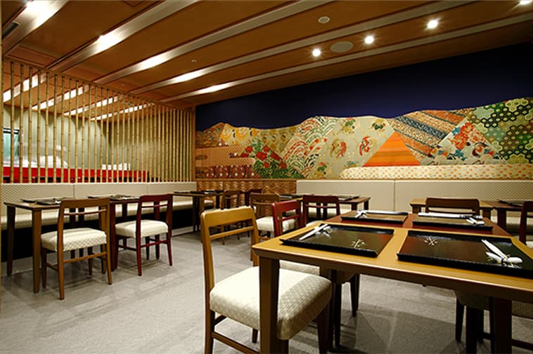 カウンター席を中心とした開放感のある天ぷら専門店の店内