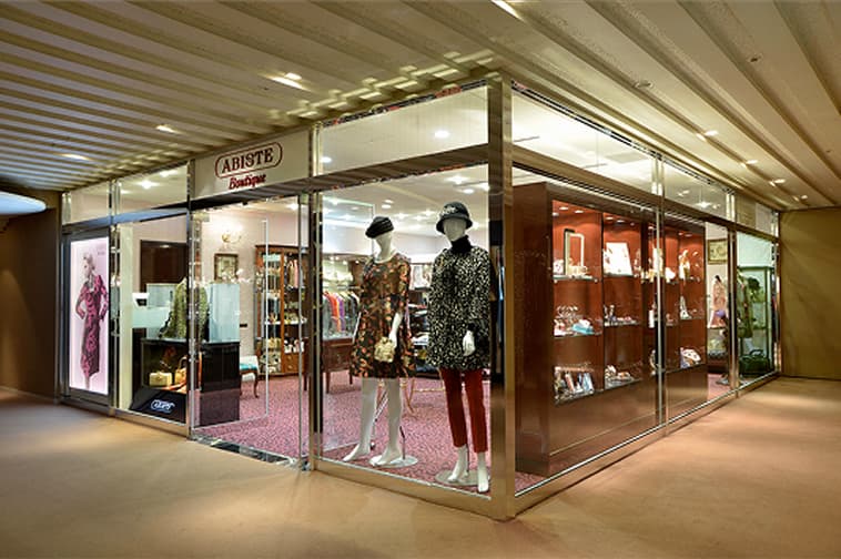 商品棚とガラスケースが並ぶ明るいアクセサリーショップの外観