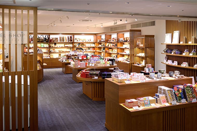 土産品や商品棚が並ぶ落ち着いた雰囲気のホテル内ショップ