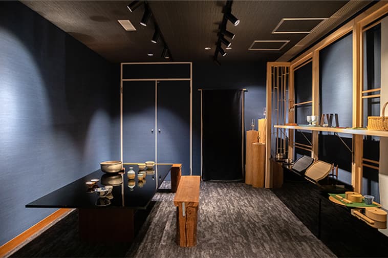 工芸品が展示された静かで洗練されたアートショップの内観