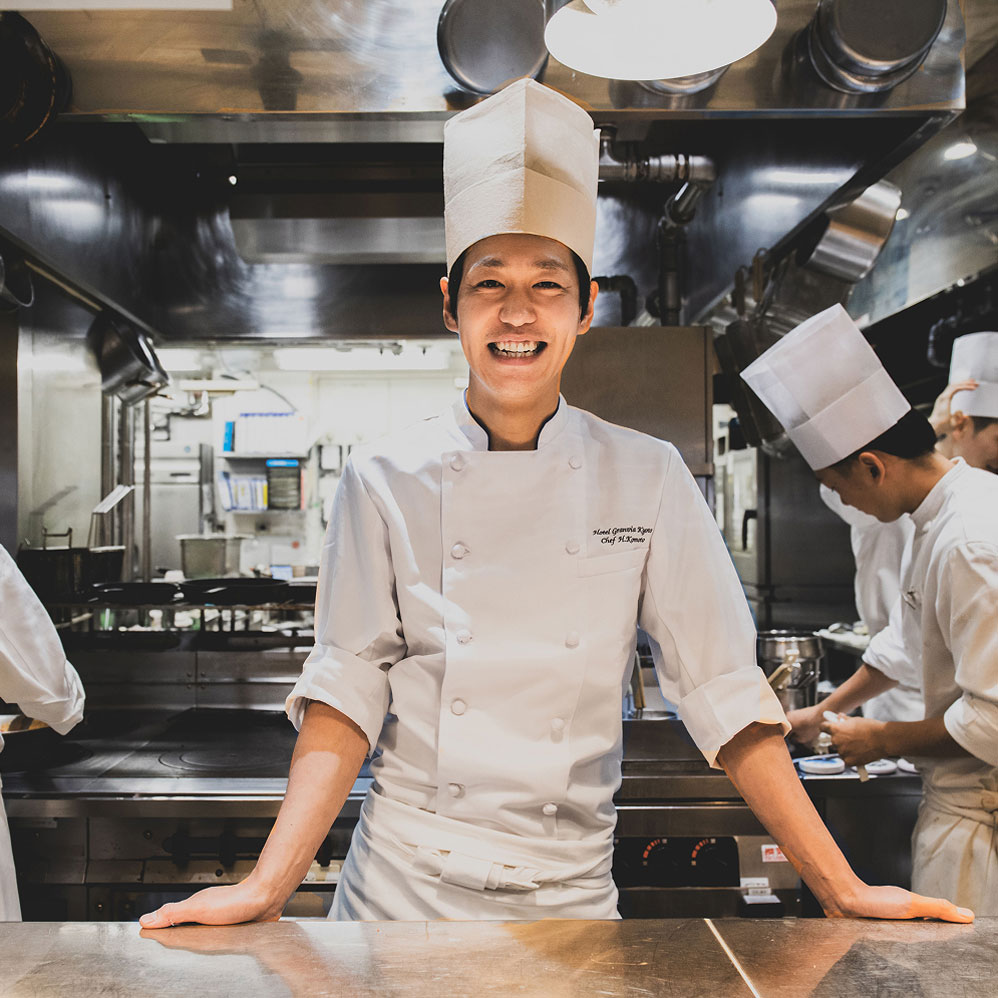 ホテルの料理長（シェフ）と厨房