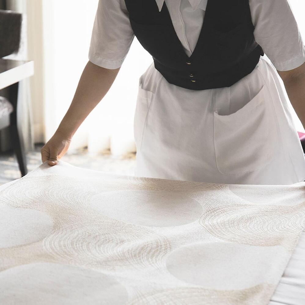 客室清掃・ベッドメイキングの様子