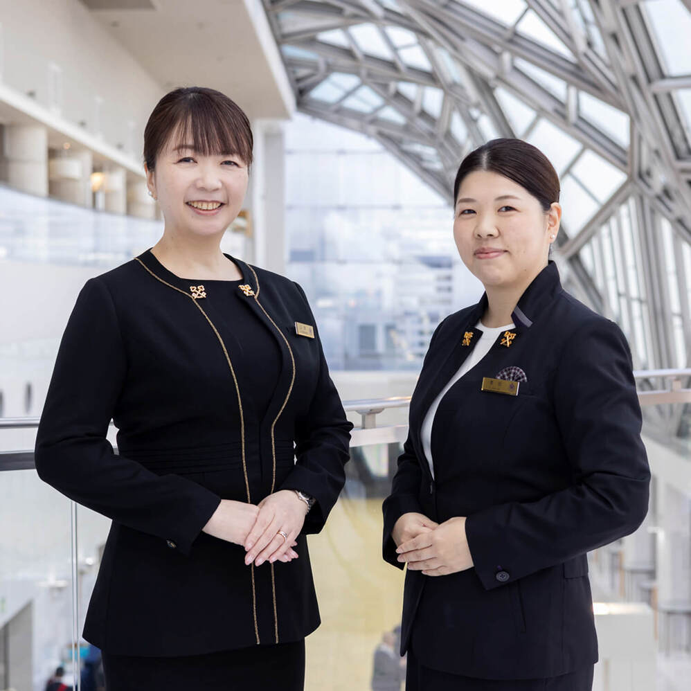 ホテルのフロントスタッフ（ロビーにて）