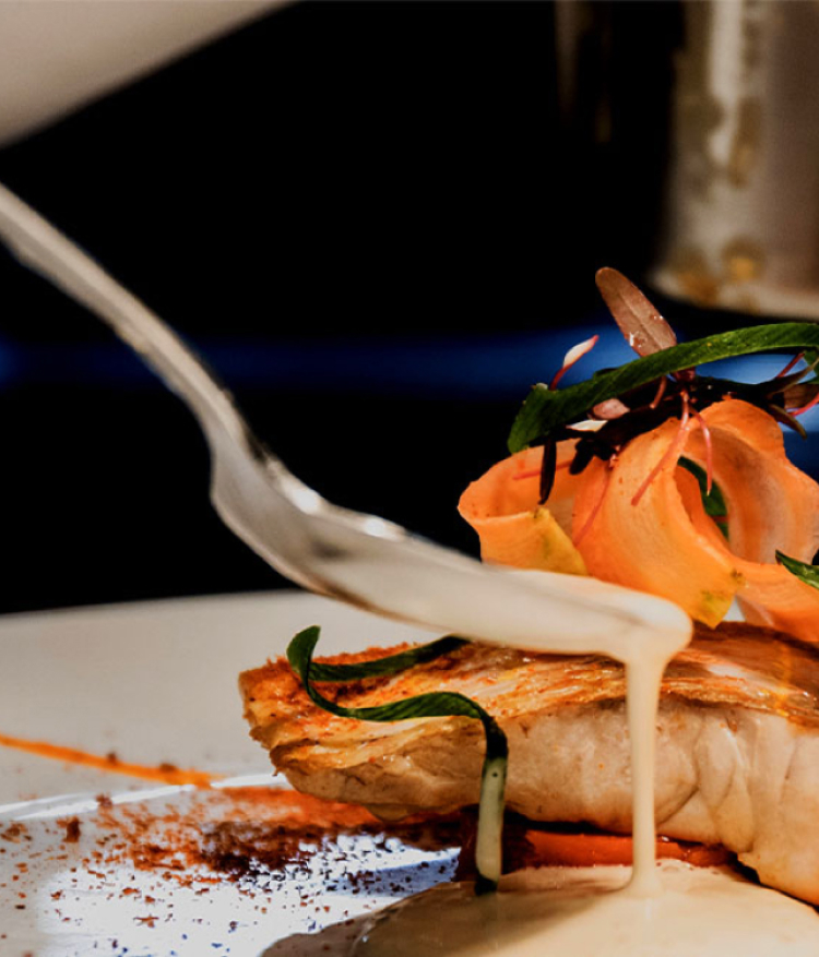 本格フレンチ魚料理のソース仕上げ