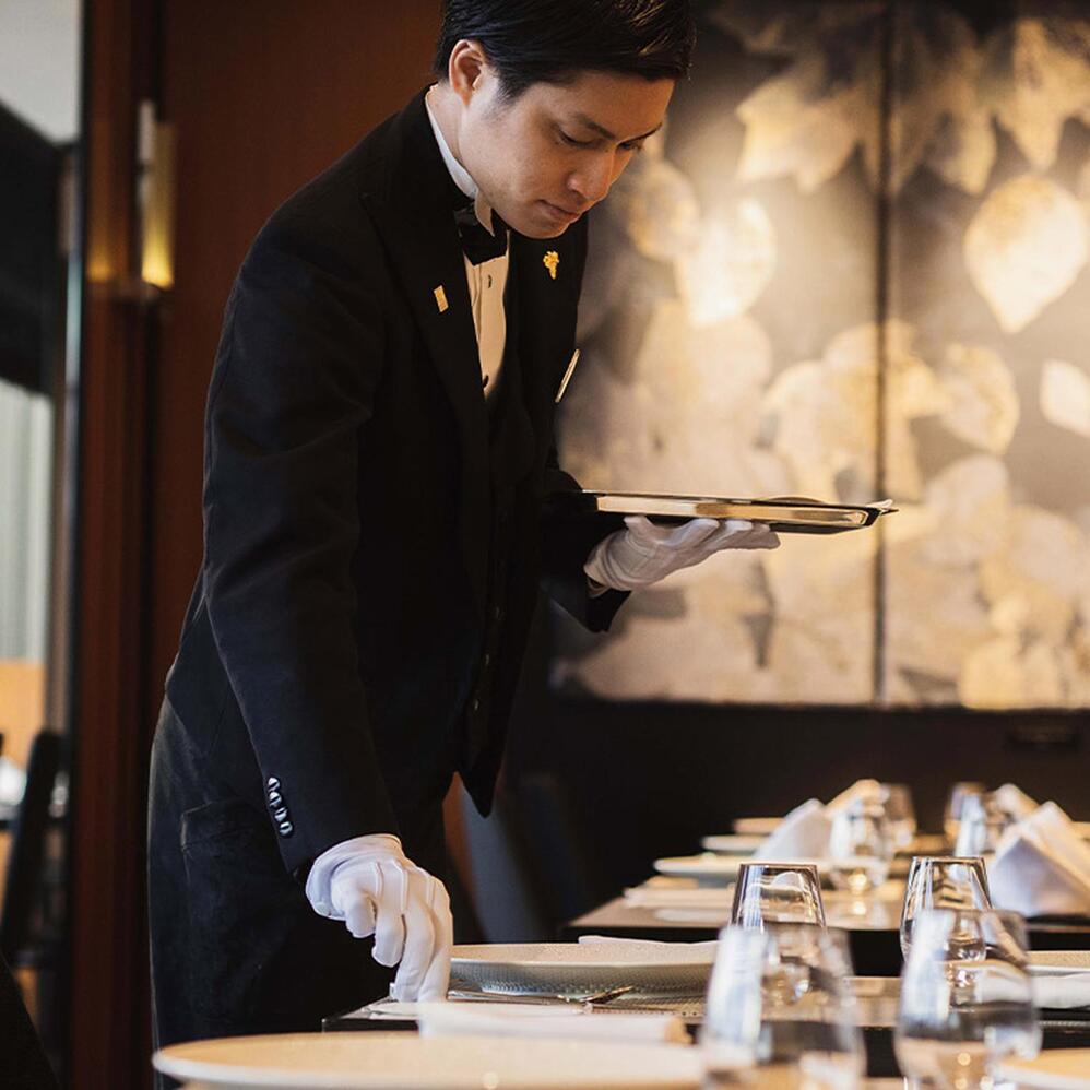 高級レストランのフォーマルテーブルサービス