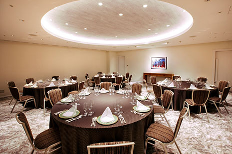 円卓が並ぶホテルの宴会場の室内全景