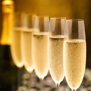 気泡がはじけるスパークリングワインのイメージ