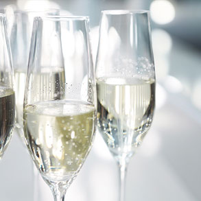 透き通ったスパークリング清酒のイメージ