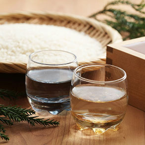 ガラスに注がれた樽酒のイメージ