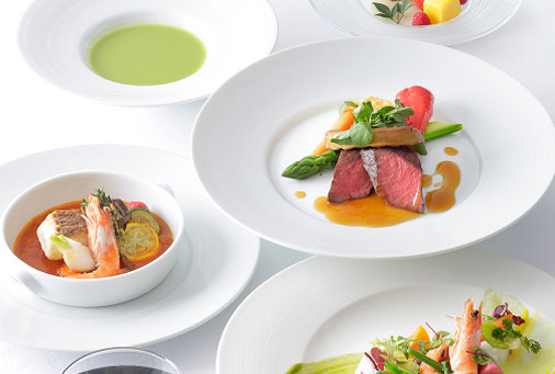 複数皿で構成されたコース料理の前菜とメイン料理