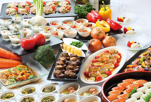 海鮮、サラダ、前菜が並ぶバイキング料理