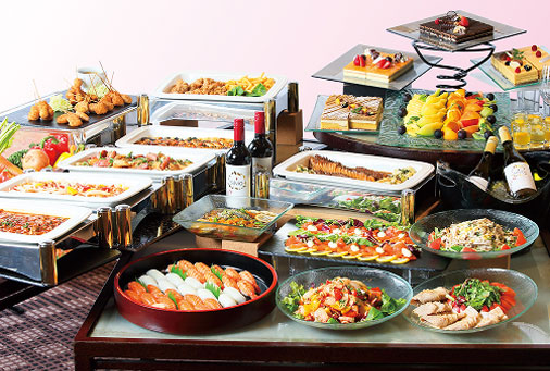 温かい料理や前菜が並ぶホテルのバイキングコーナー