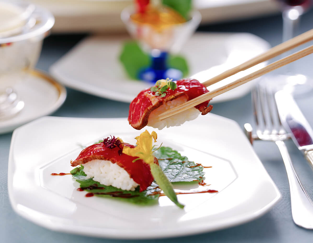 肉寿司を中心とした和洋折衷料理の一皿