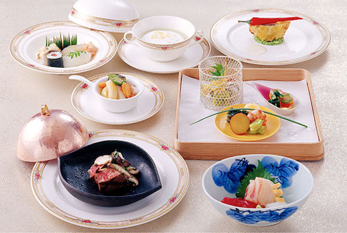 複数の皿が並んだフレンチ風の宴会コース料理