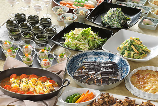 サラダ、汁物、温菜が並ぶ和洋折衷のビュッフェ料理