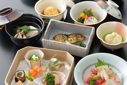 小鉢が並ぶ和食会席の一汁三菜のセット