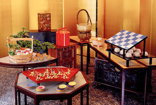 宴会場に並べられた和食中心の会席料理