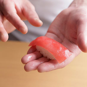 職人の手元とマグロの握り寿司
