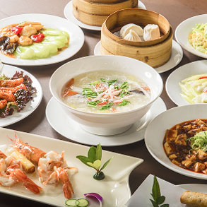 麻婆豆腐や点心など野菜や海鮮、お肉を使用したの中華料理が並んでいる