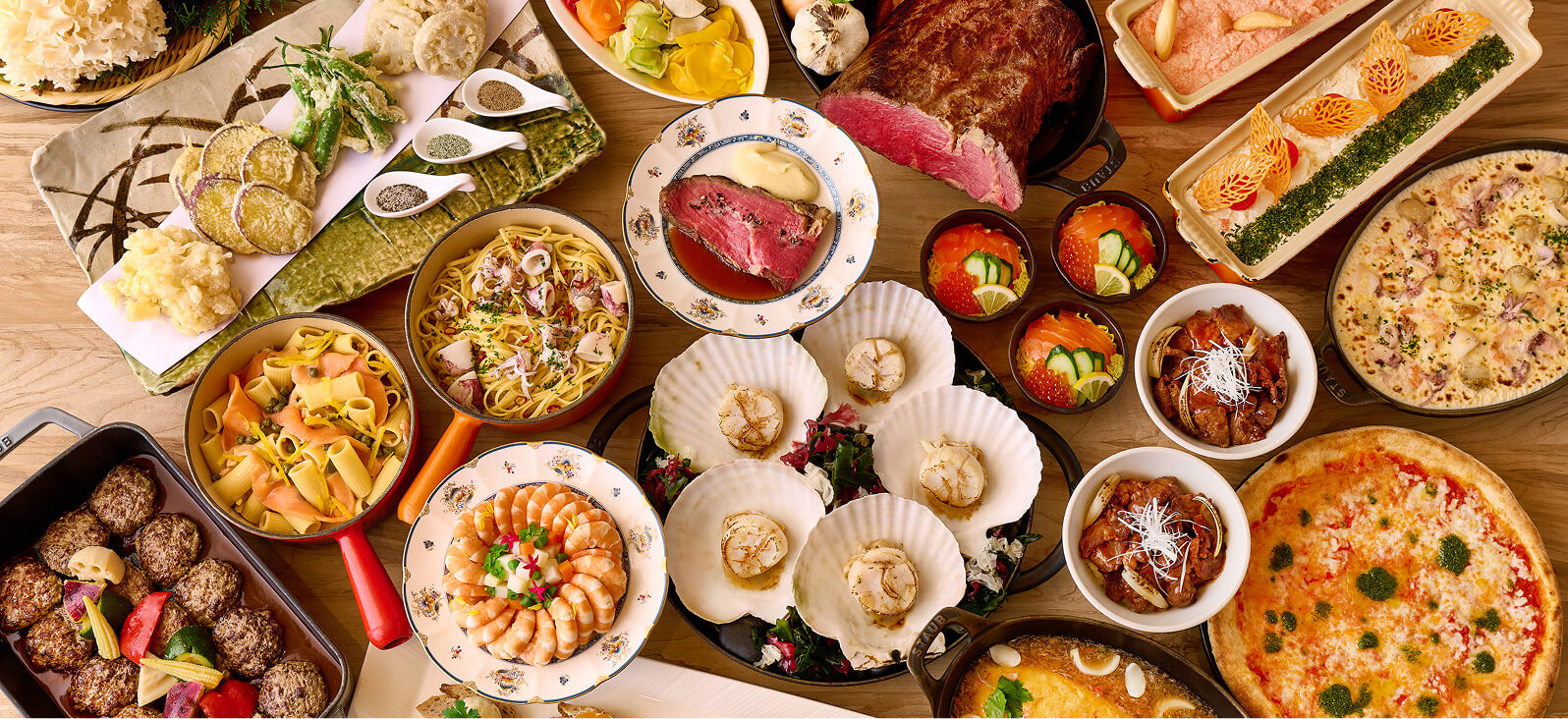 和洋中の料理が並ぶ豪華な宴会ビュッフェの盛り合わせ