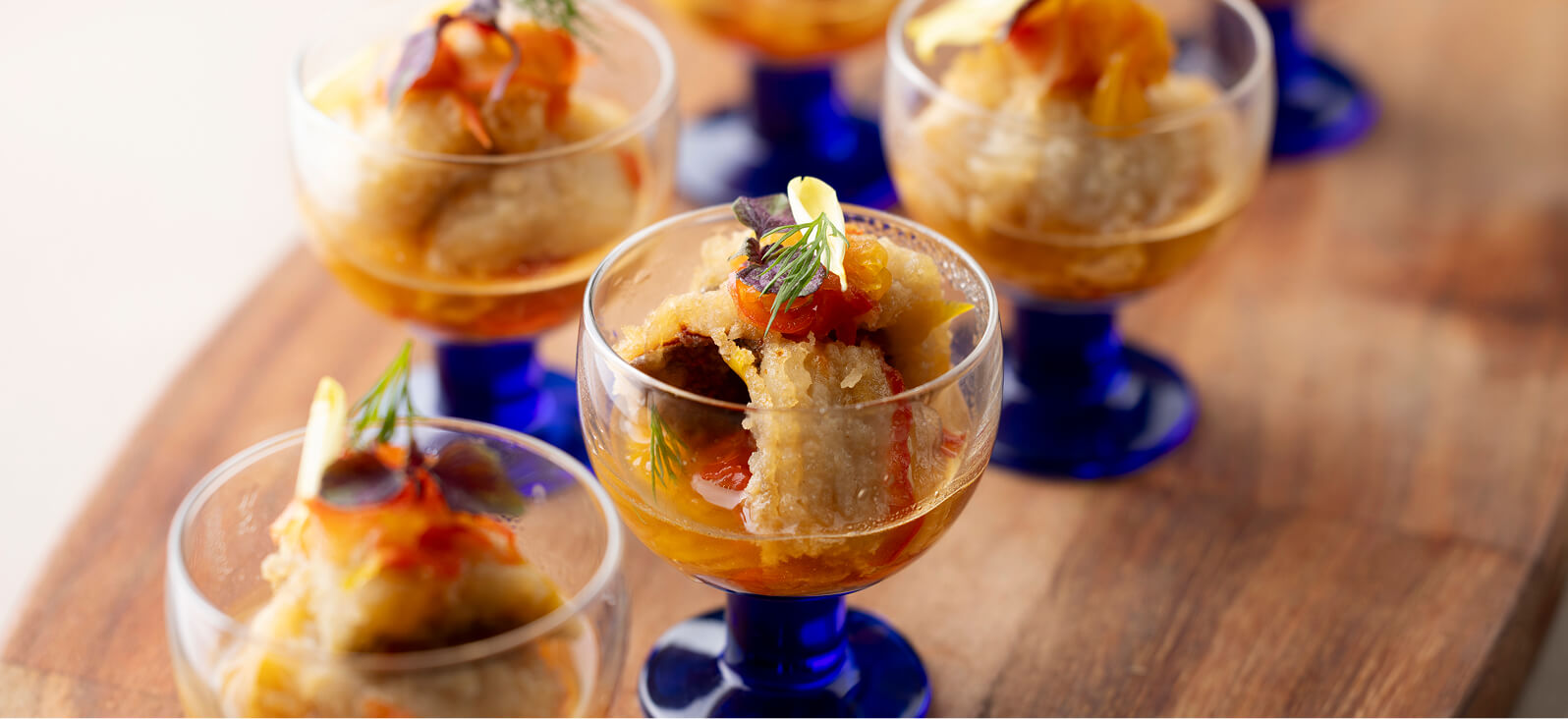 ガラス容器に盛られた前菜の洋風オードブル