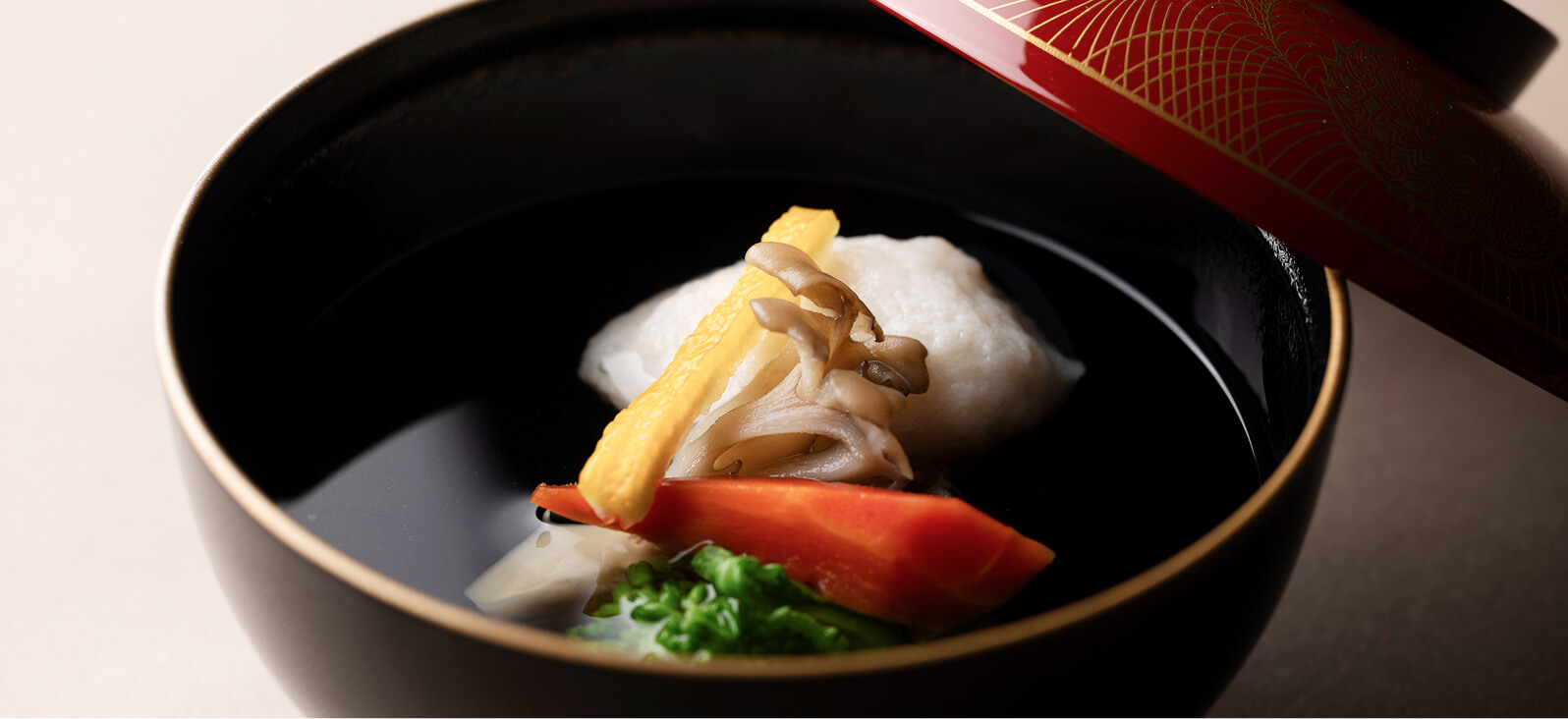 椀物に盛り付けられた白身魚と野菜の吸い物