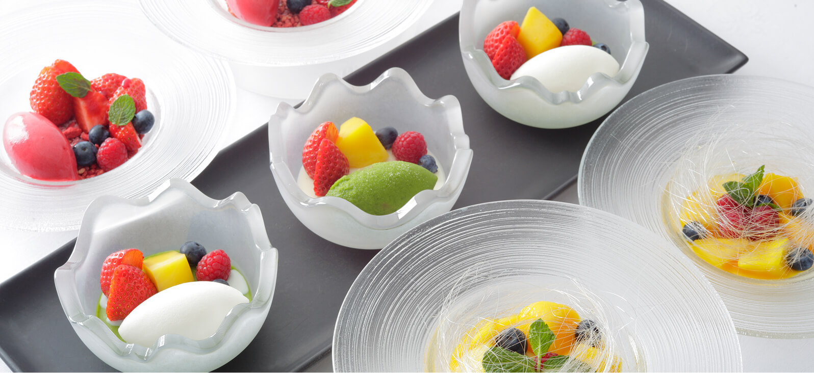 彩り豊かなフルーツやデザートの小鉢盛り