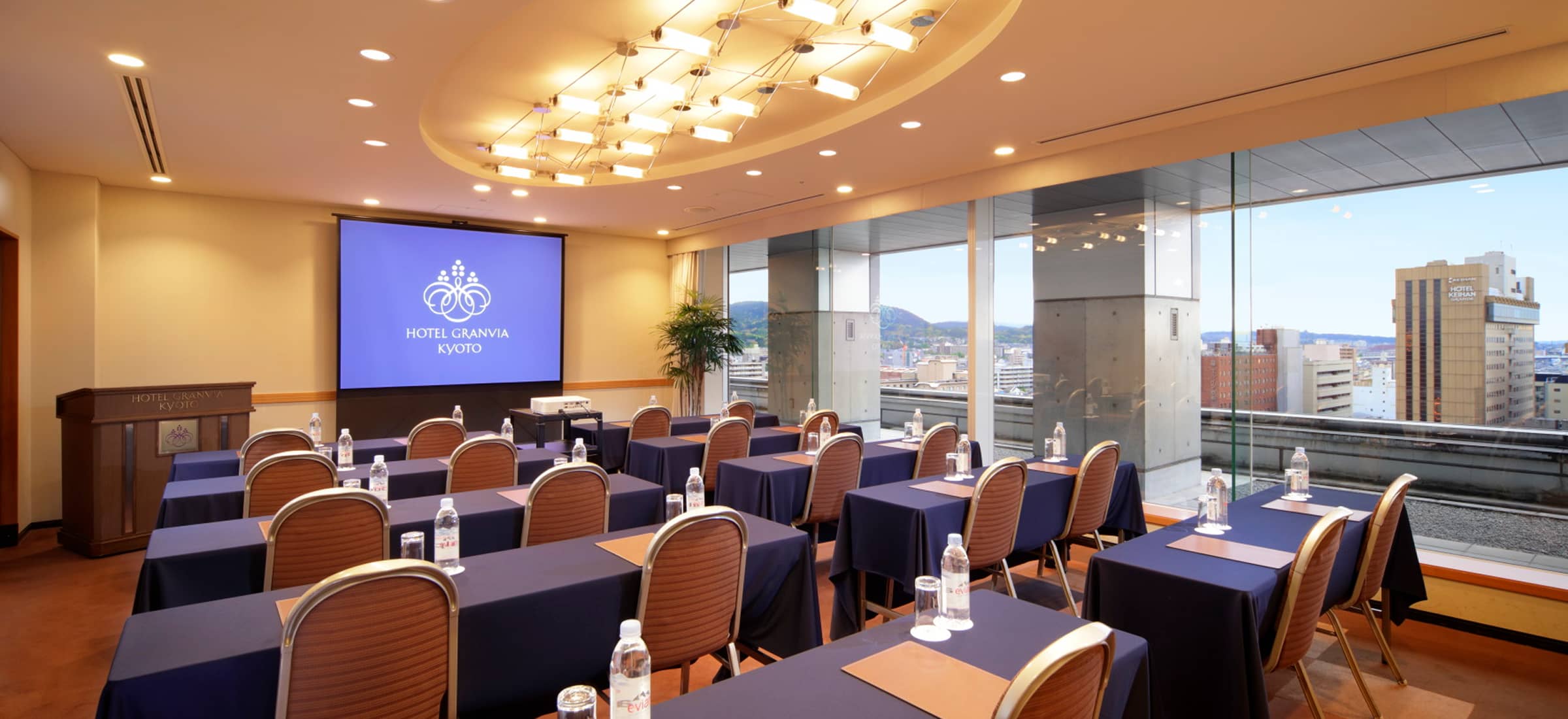 景色が見える窓がある、会議室